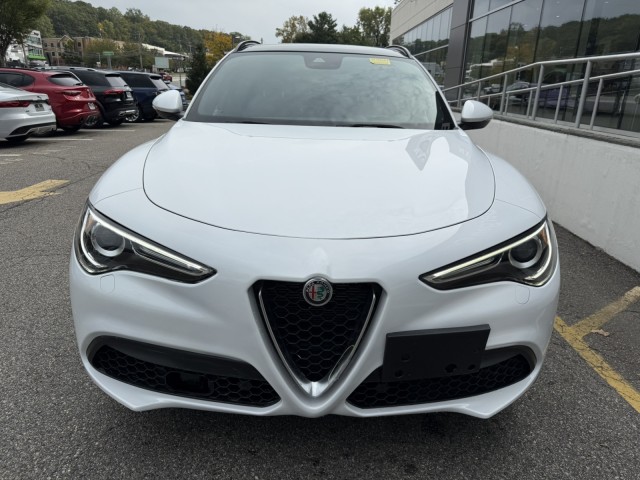 2022 Alfa Romeo Stelvio Ti photo 2