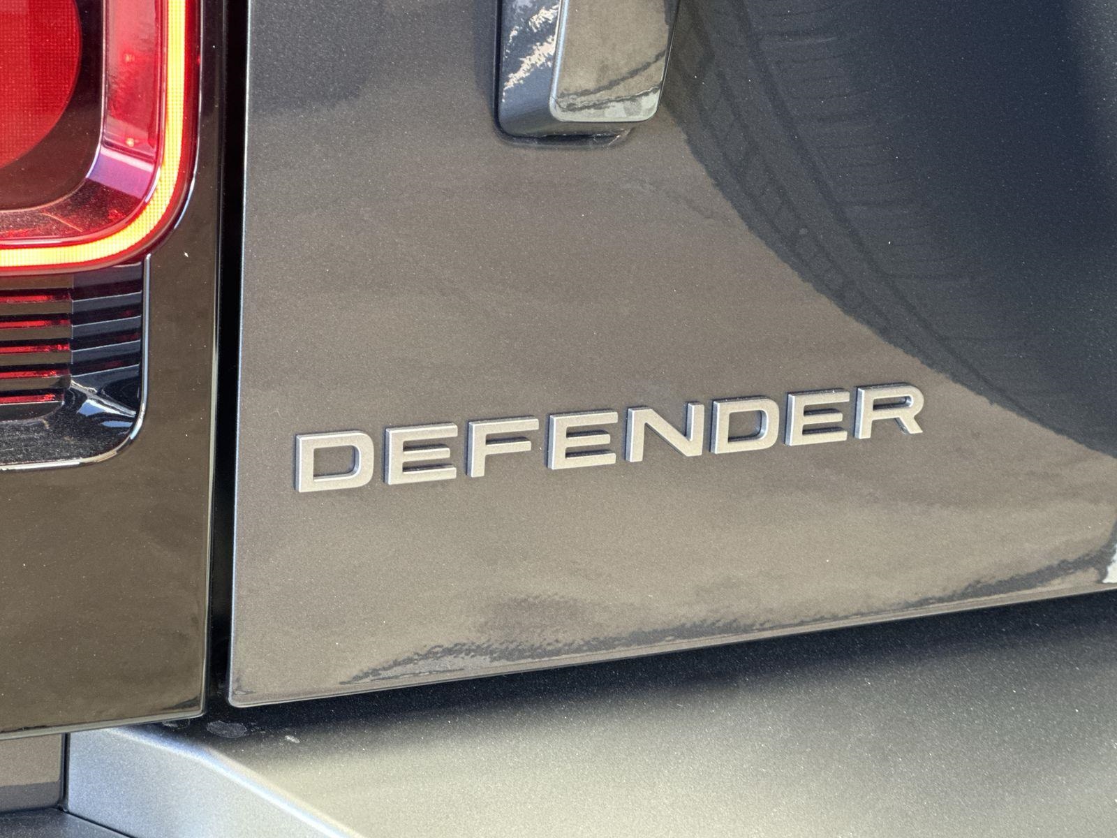 2025 Land Rover Defender 110 X-Dynamic SE photo 25