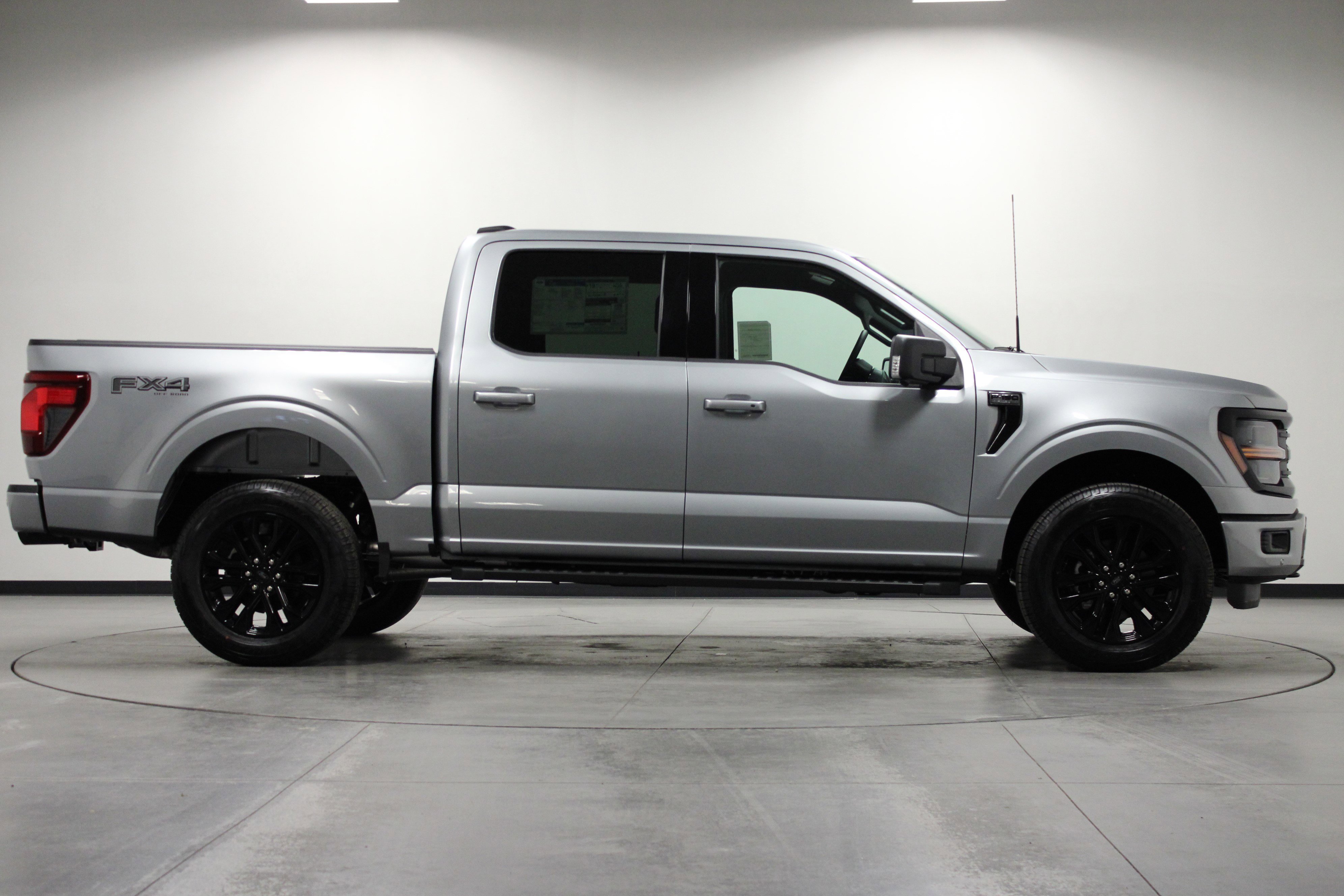 2025 Ford F-150 XLT photo 2