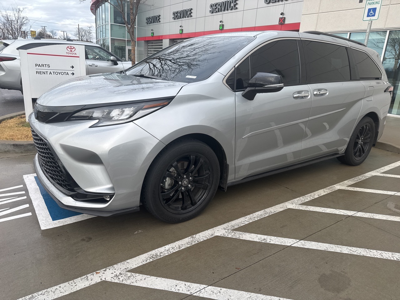 2024 Toyota Sienna XSE's photo