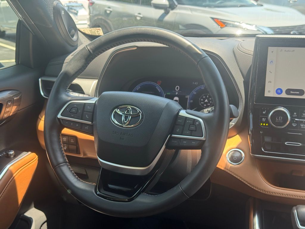 2023 Toyota Highlander Hybrid Platinum photo 15