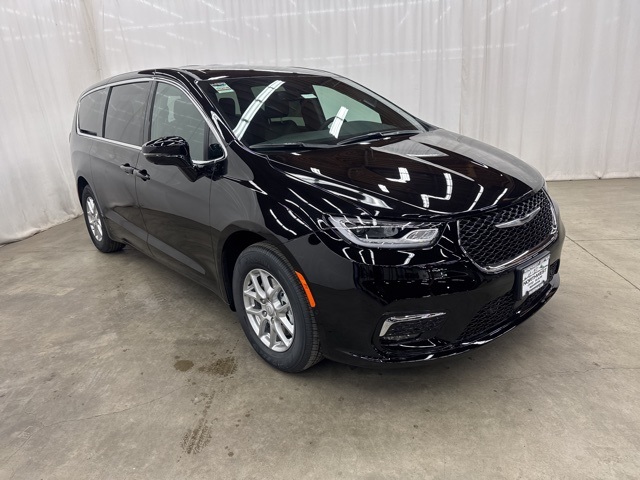 2026 Chrysler Pacifica Select's photo