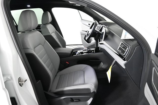 2025 Volkswagen Atlas Cross Sport SEL R-Line photo 11