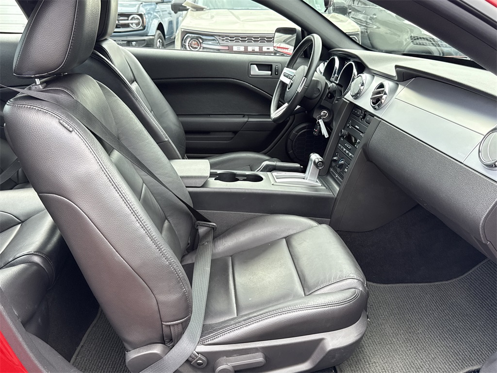 2005 Ford Mustang V6 Premium photo 23