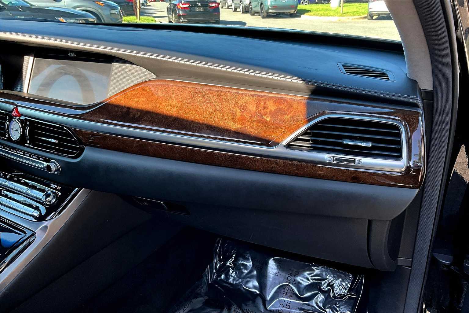2017 Genesis G90 3.3T Premium photo 16