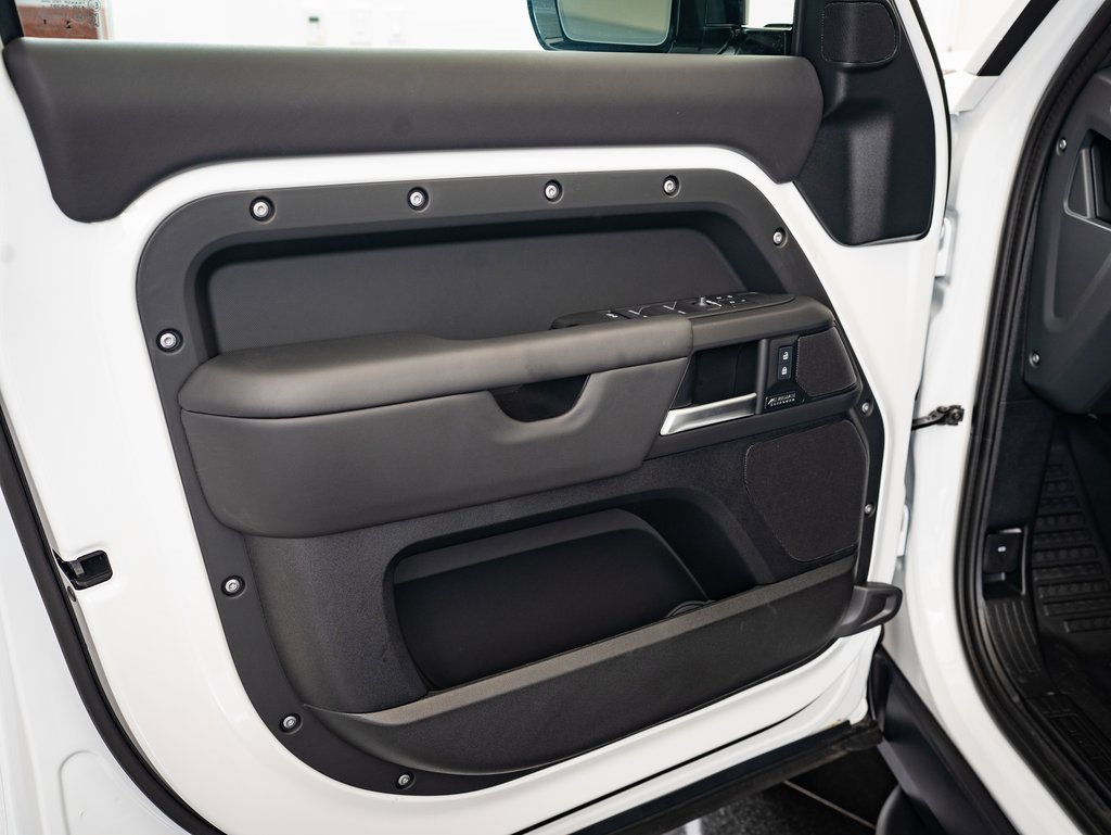 2025 Land Rover Defender 110 X-Dynamic SE photo 19