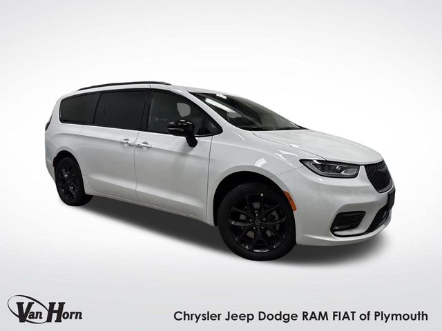 2026 Chrysler Pacifica Select's photo