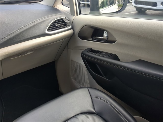2023 Chrysler Pacifica Hybrid Touring L photo 18