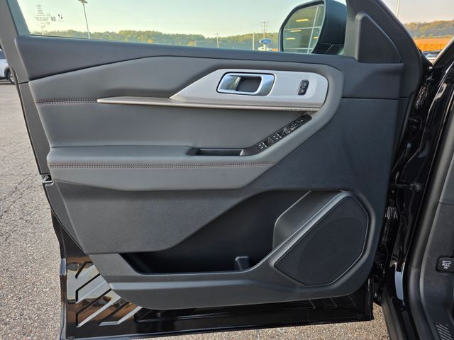 2025 Ford Explorer photo 6