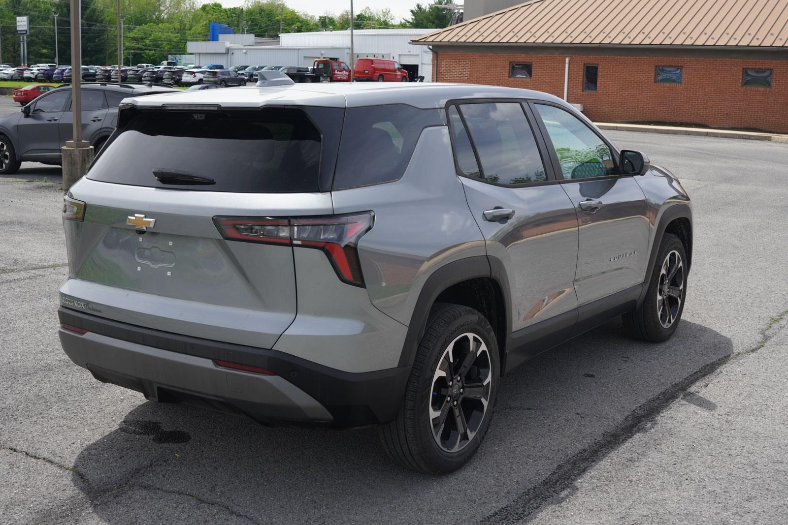 2025 Chevrolet Equinox LT photo 3