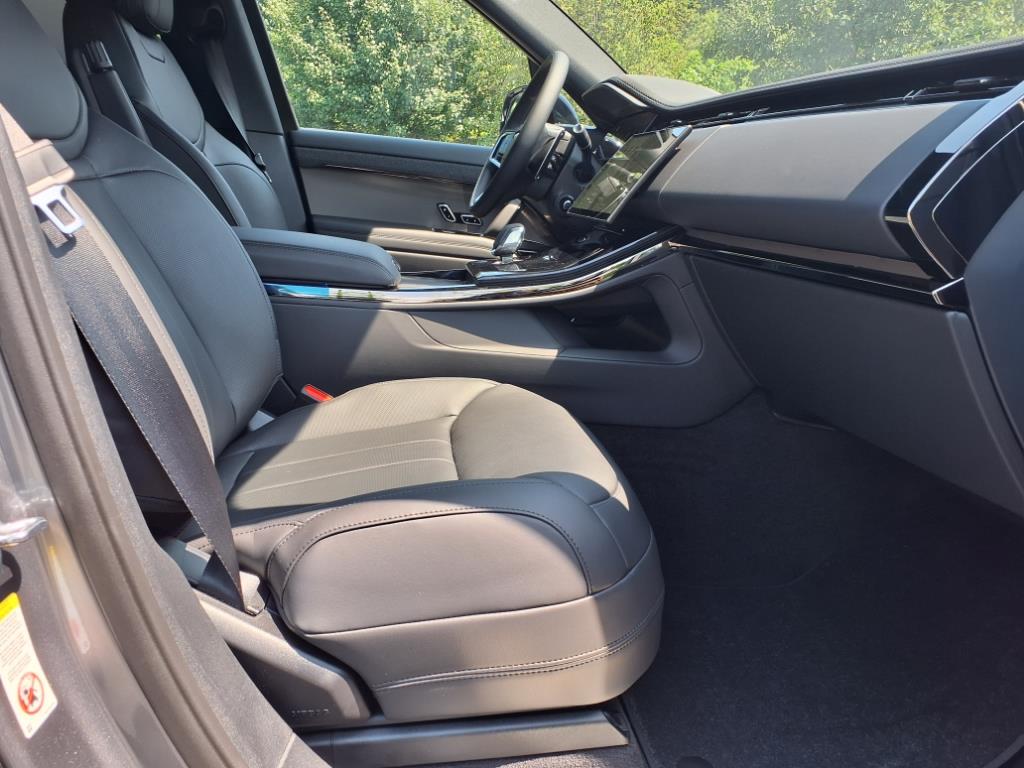 2025 Land Rover Range Rover Sport SE photo 3