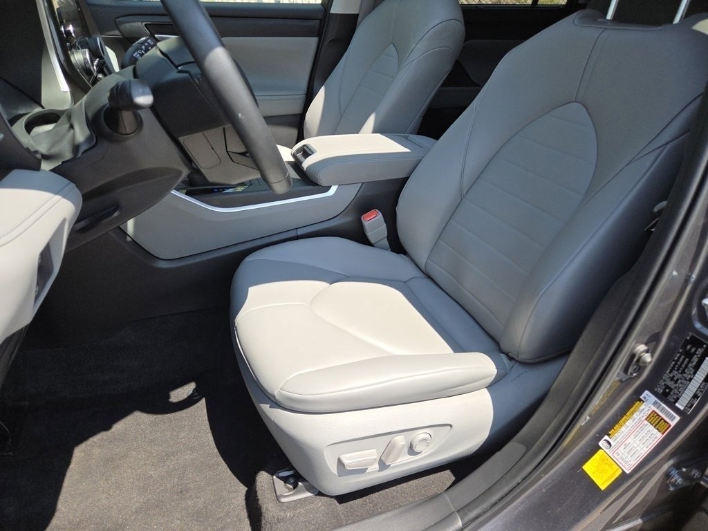 2023 Toyota Highlander L photo 3