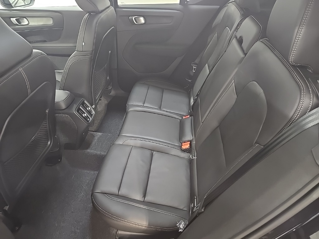 2026 Volvo XC40 Plus photo 2