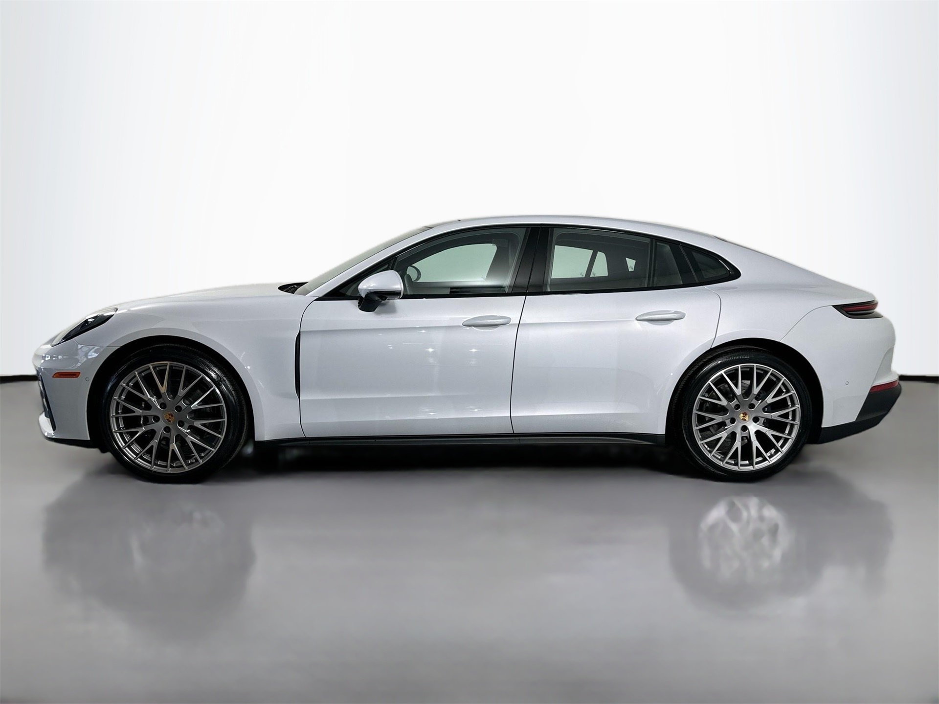 2025 Porsche Panamera 4 photo 2