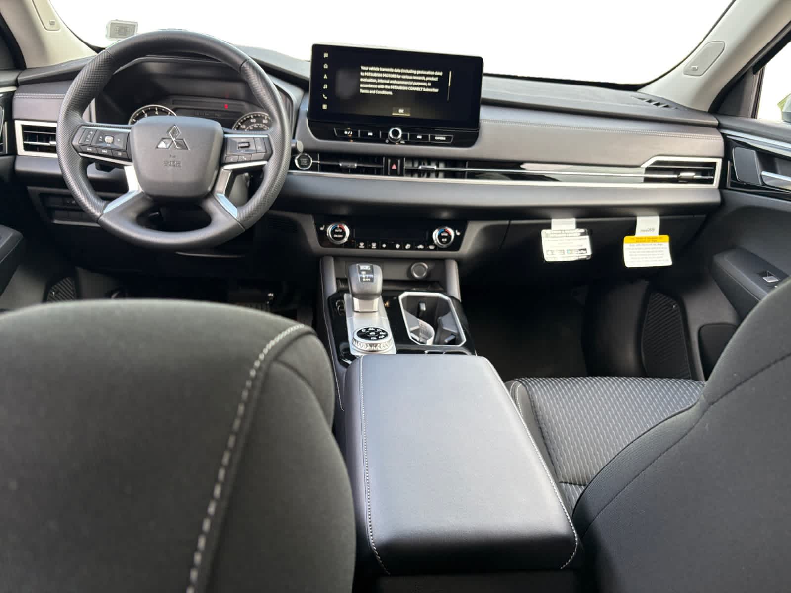 2025 Mitsubishi Outlander ES photo 4