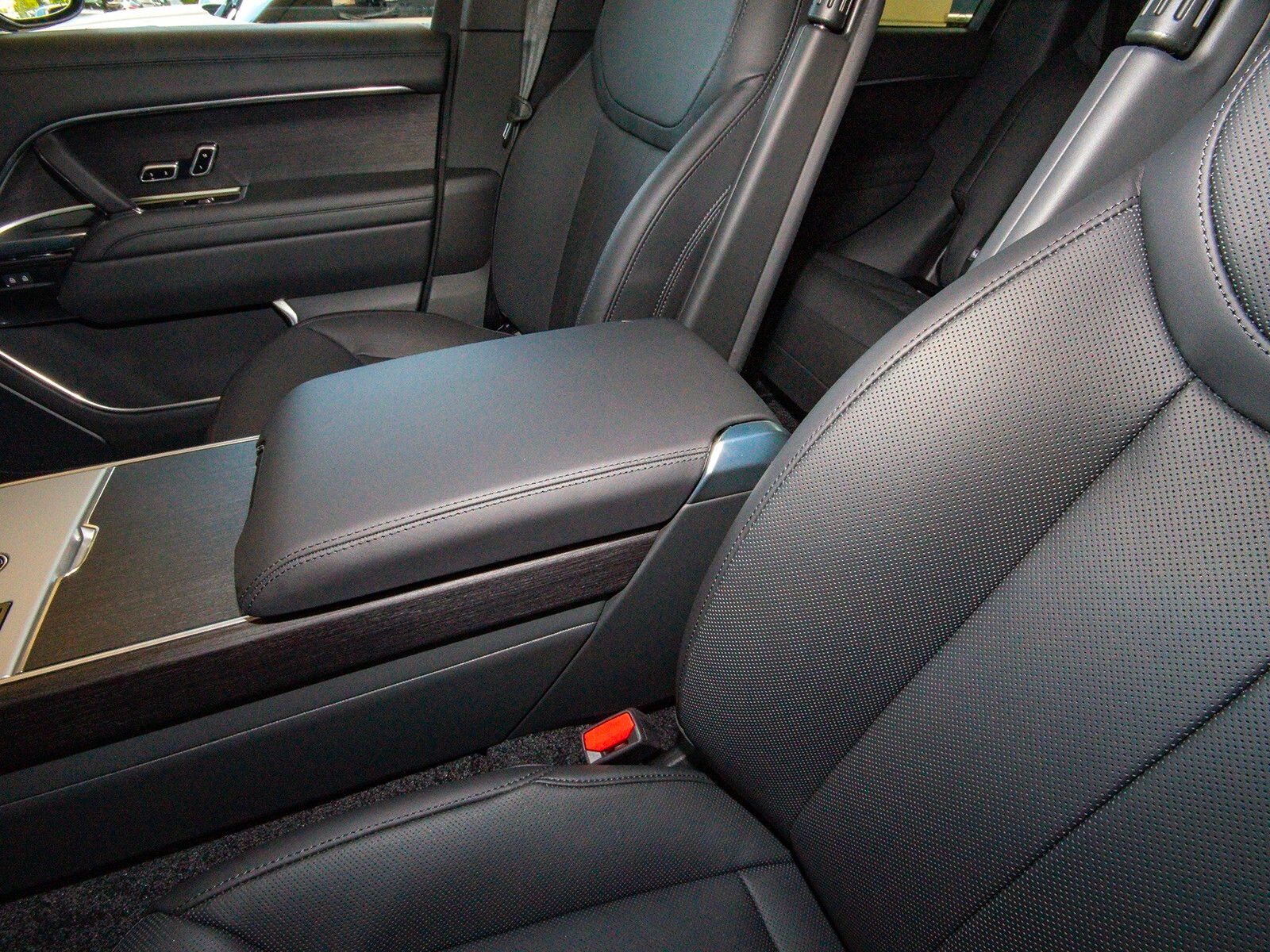 2025 Land Rover Range Rover SE photo 27