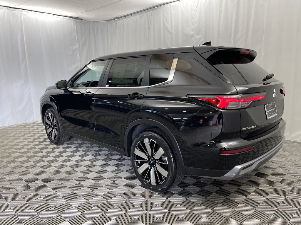 2025 Mitsubishi Outlander SE photo 2