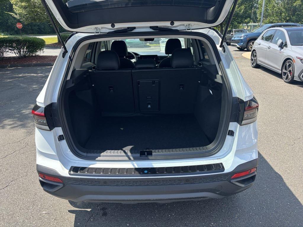 2025 Volkswagen Taos SE photo 14