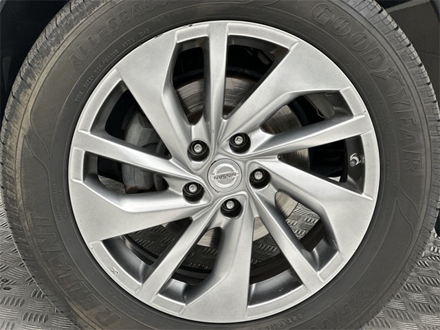 2014 Nissan Rogue SL photo 2
