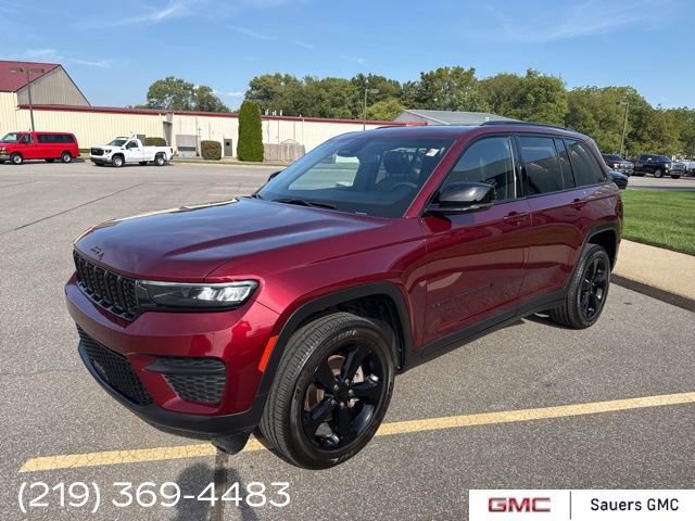 2023 Jeep Grand Cherokee Laredo Altitude photo 3