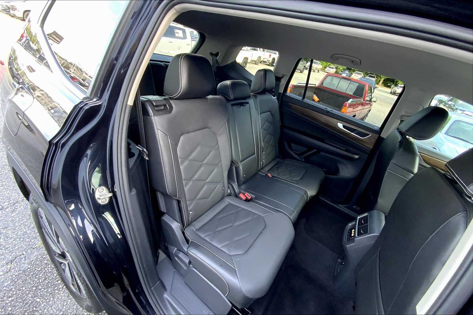 2024 Volkswagen Atlas SE Technology photo 18