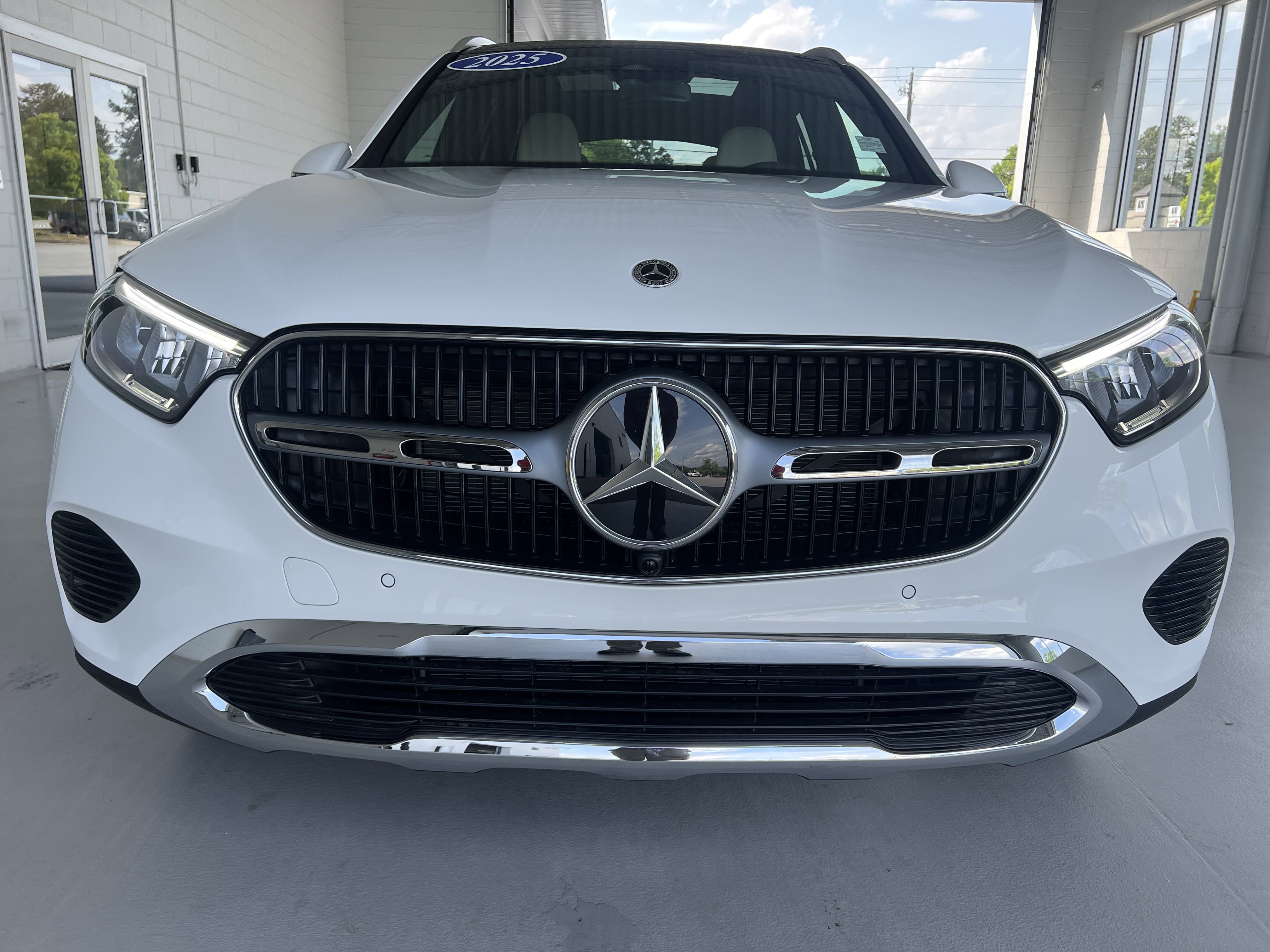 2025 Mercedes Benz GLC 300 photo 4