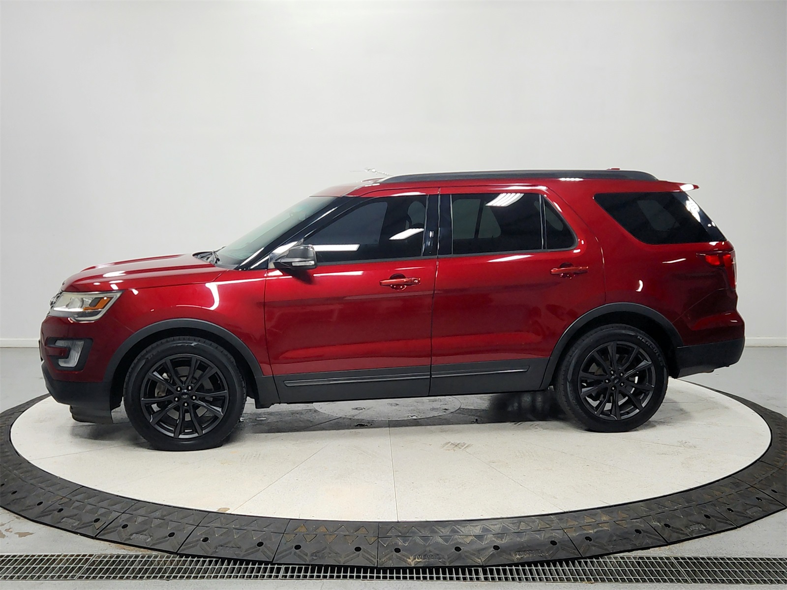 2017 Ford Explorer XLT photo 3