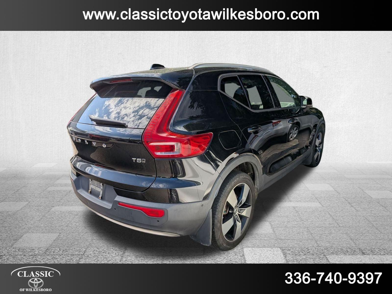 2019 Volvo XC40 Momentum photo 3