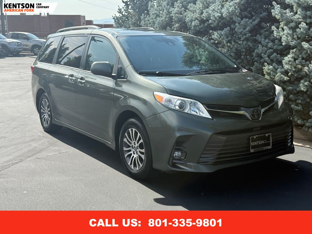 2019 Toyota Sienna XLE photo 12
