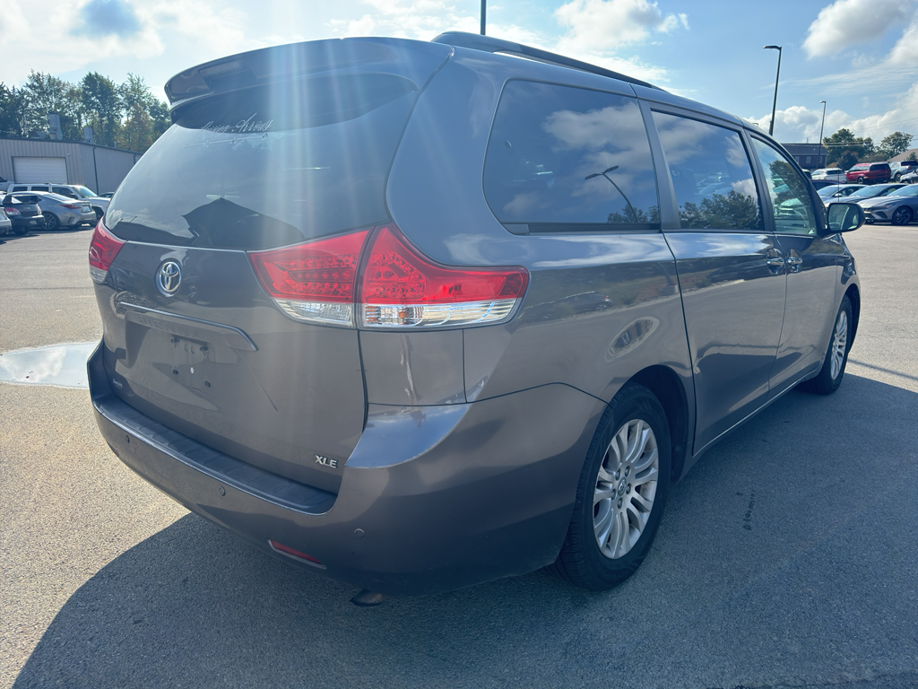 2014 Toyota Sienna XLE photo 6