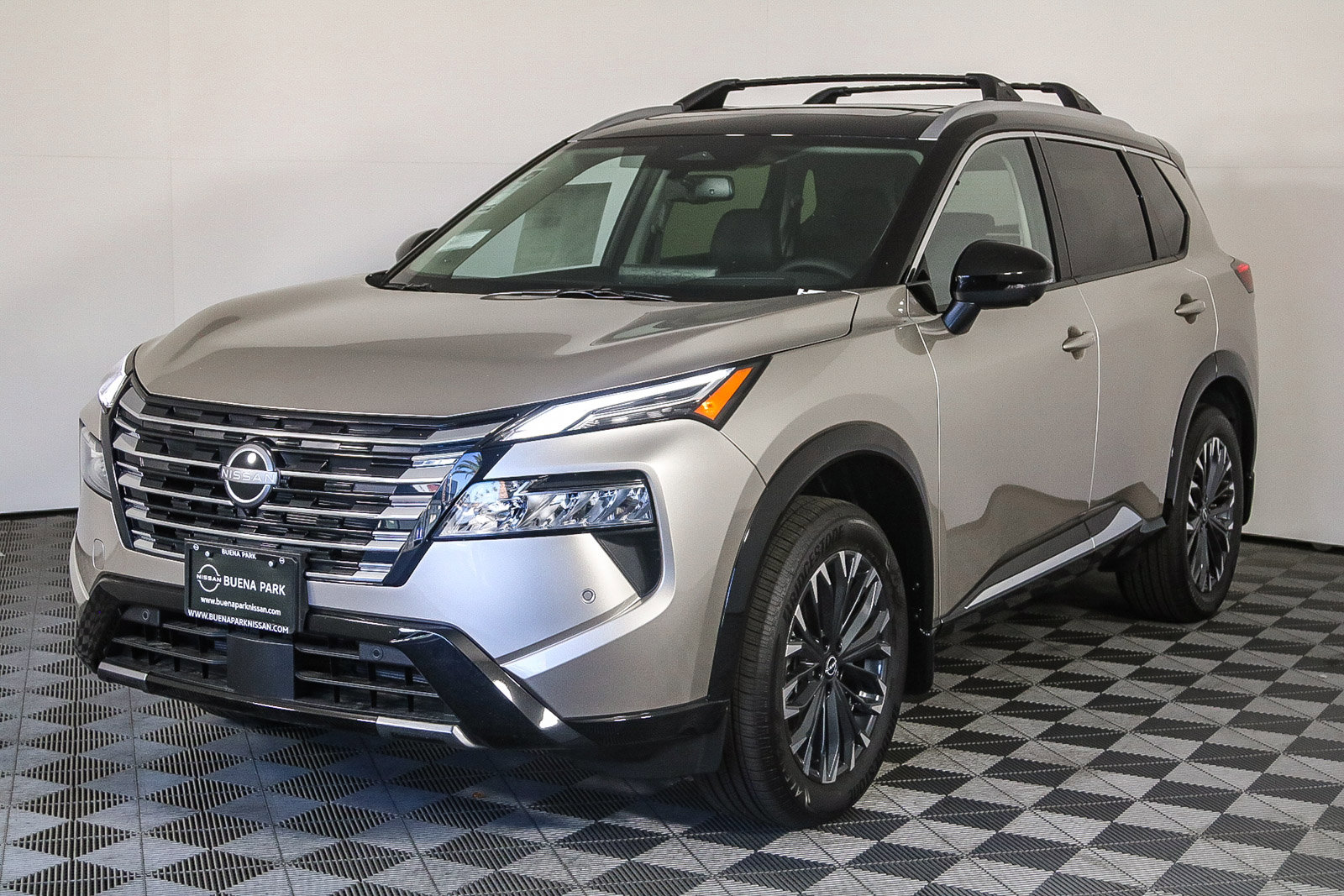 2025 Nissan Rogue Platinum photo 3