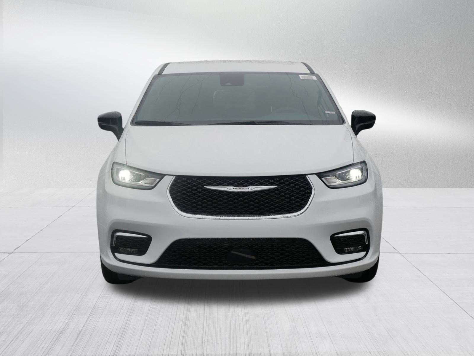 2026 Chrysler Pacifica photo 2