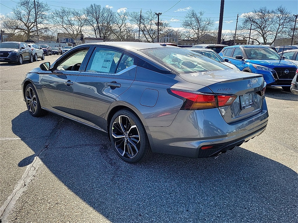 2025 Nissan Altima SR photo 4