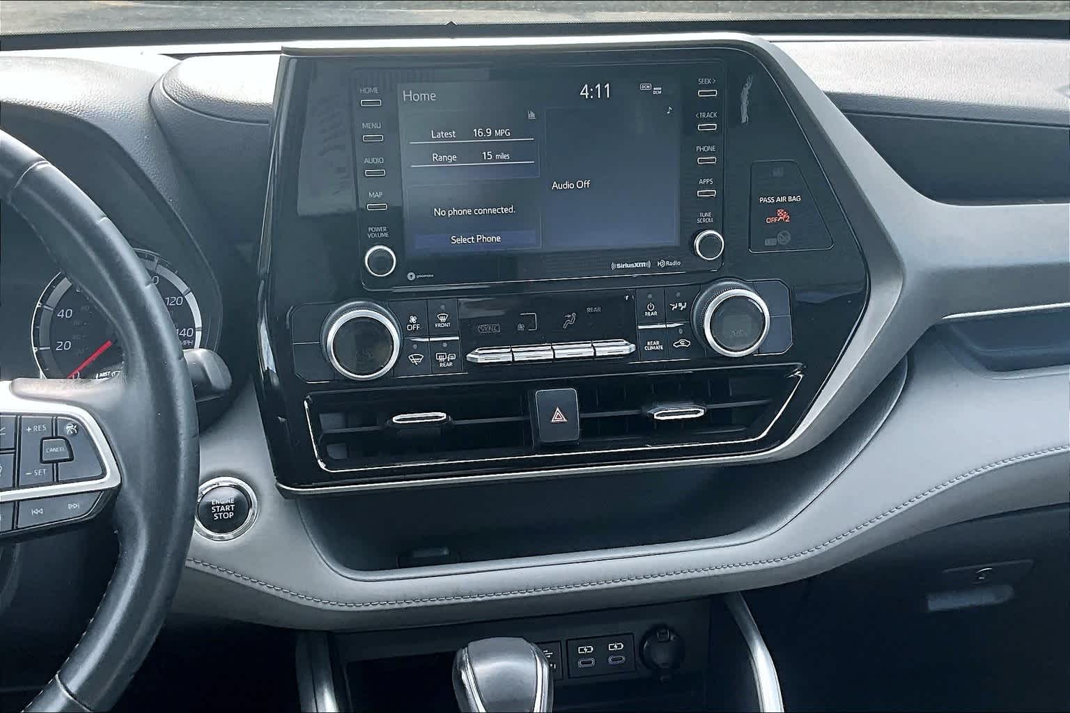 2022 Toyota Highlander LE photo 3