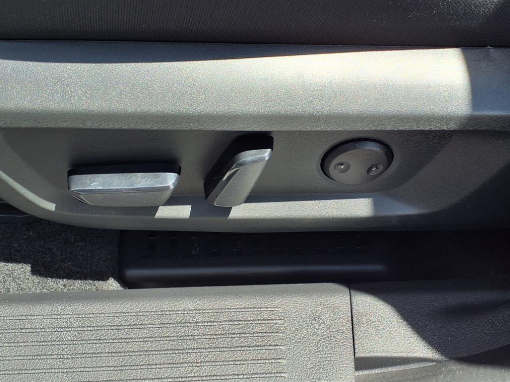 2023 Nissan Rogue SV photo 2