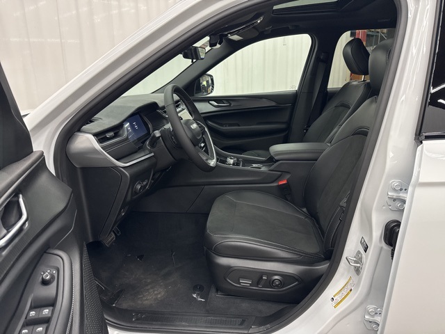 2025 Jeep Grand Cherokee Altitude photo 4