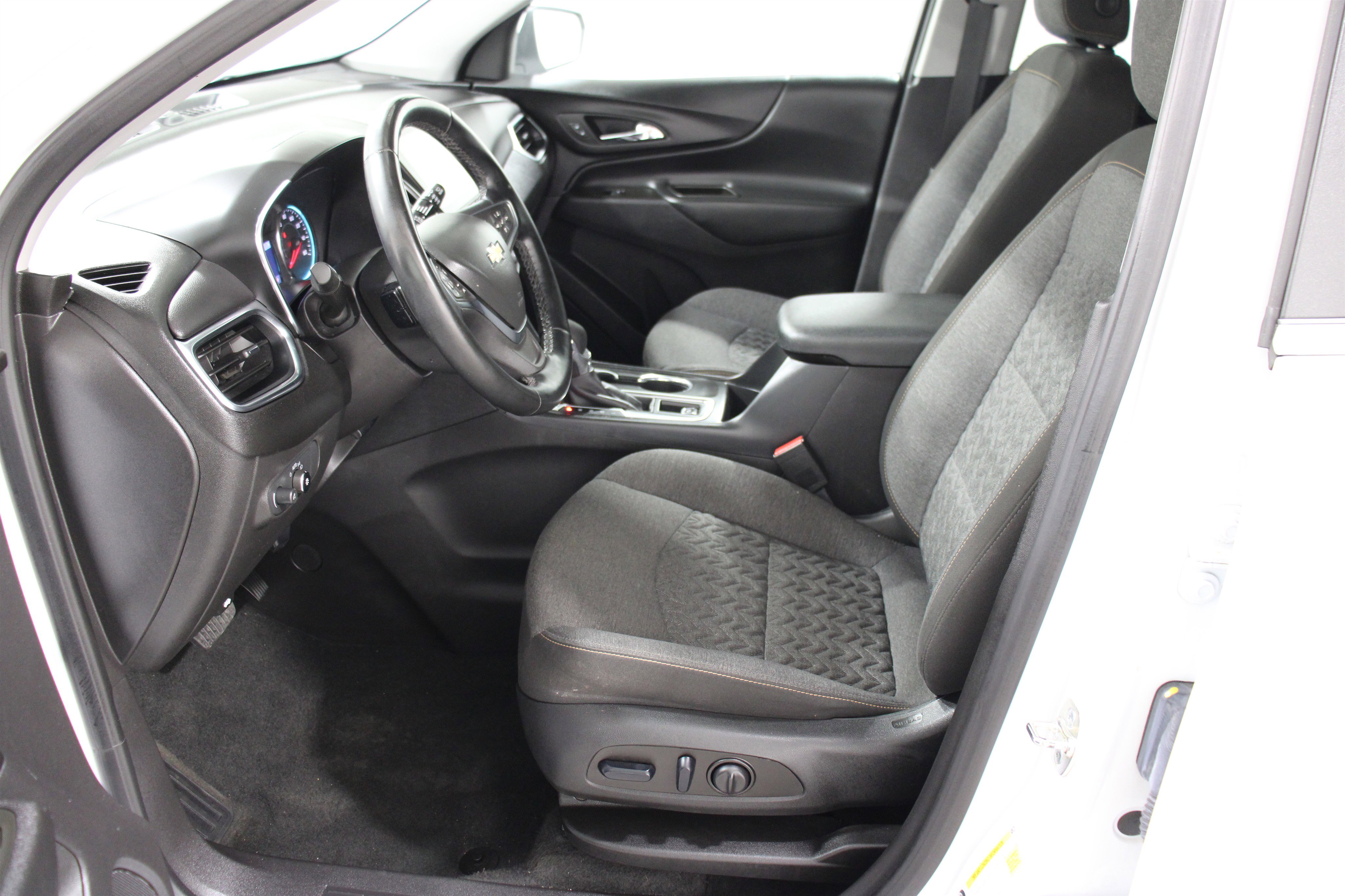 2024 Chevrolet Equinox LT photo 2