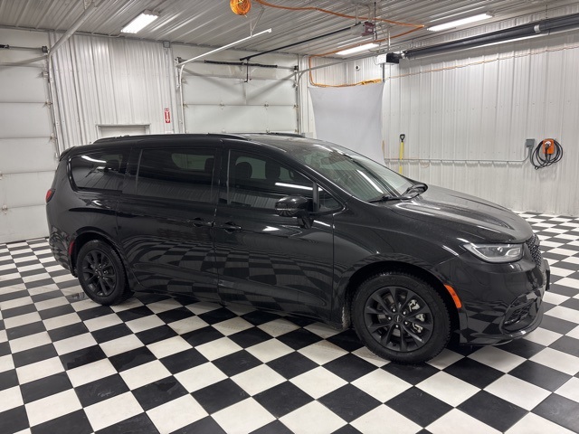 Used 2021 Chrysler Pacifica Touring with VIN 2C4RC1FG4MR598615 for sale in Rochester, Minnesota