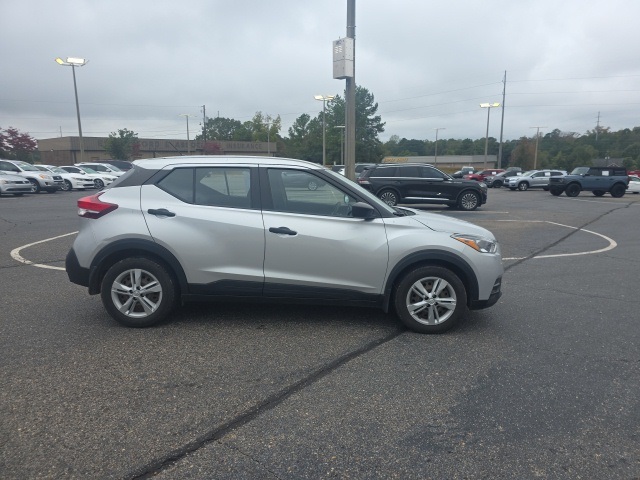 2020 Nissan Kicks S photo 2