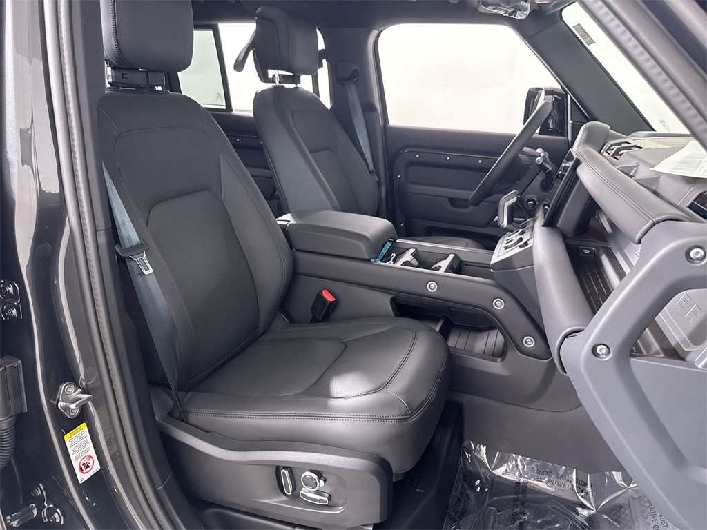 2025 Land Rover Defender 130 X-Dynamic SE photo 22