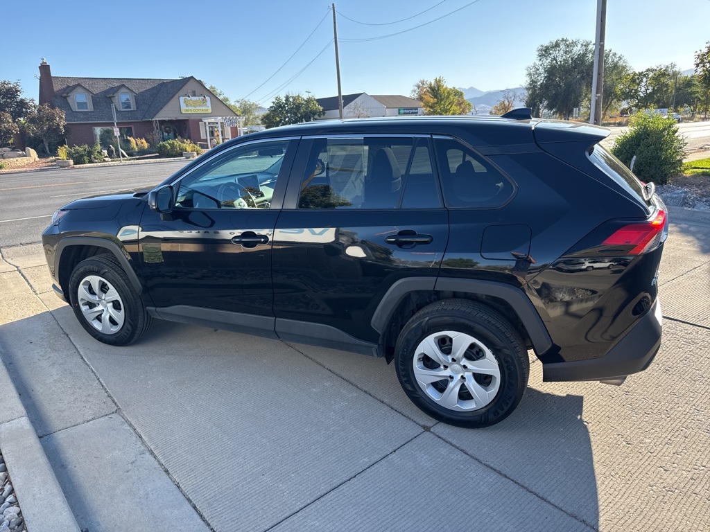 2024 Toyota RAV4 LE photo 3