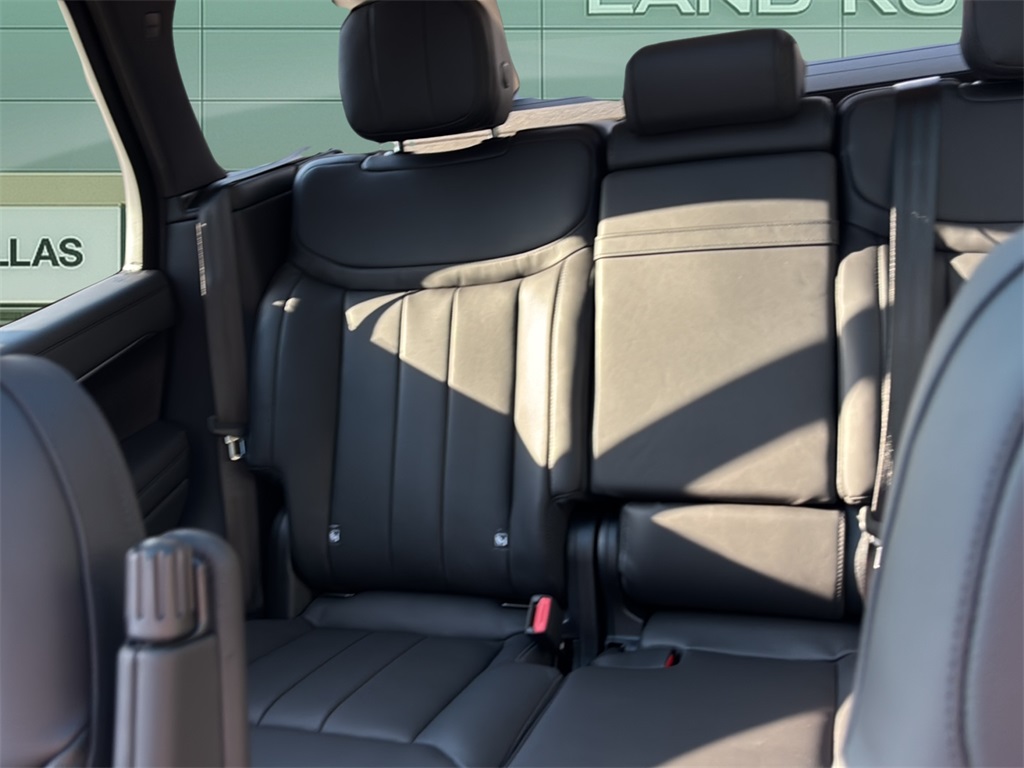 2025 Land Rover Range Rover SE photo 11