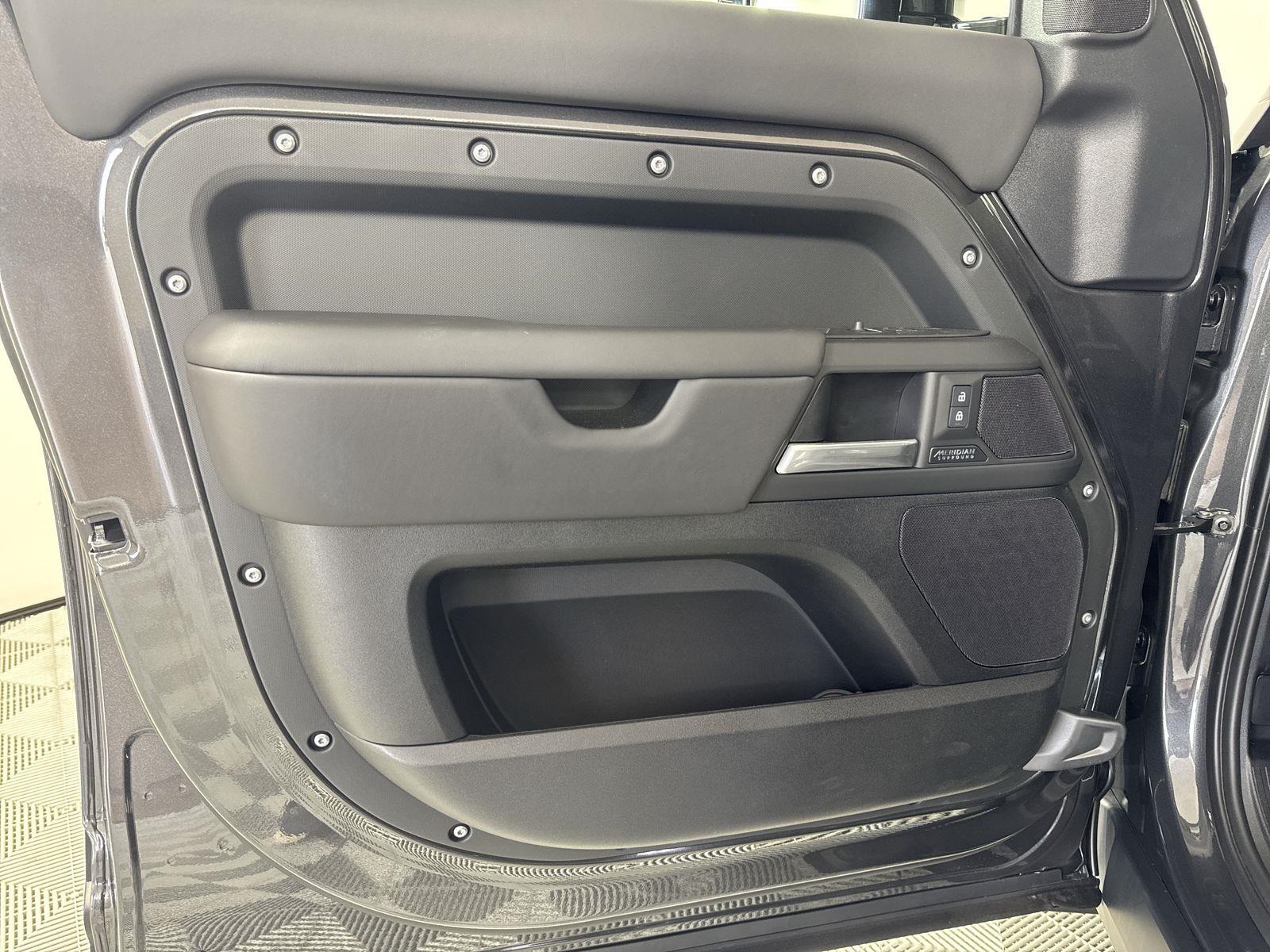 2025 Land Rover Defender 130 X-Dynamic SE photo 20