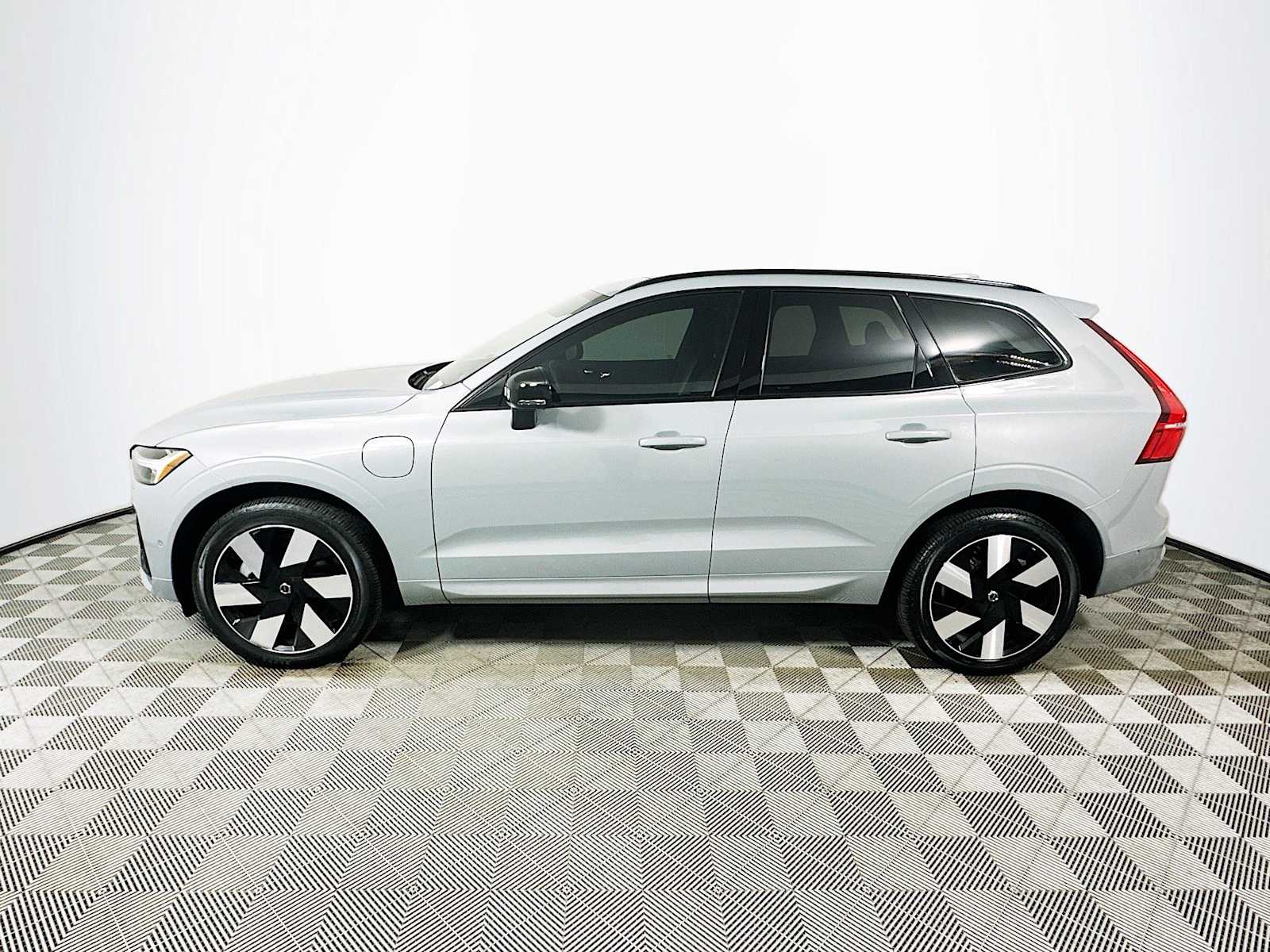 2025 Volvo XC60 T8 Plus photo 4