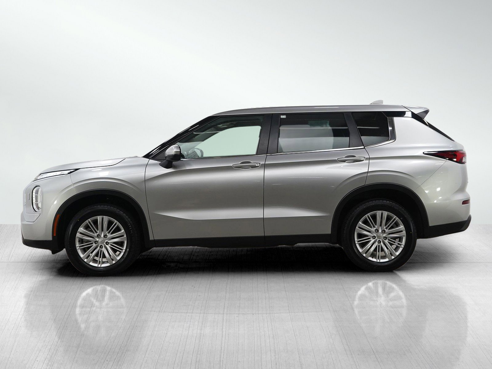 2023 Mitsubishi Outlander ES photo 2