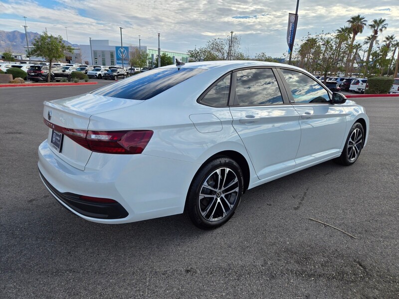 2025 Volkswagen Jetta 1.5T Sport photo 4