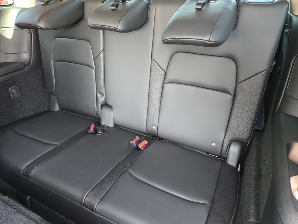 2025 Nissan Pathfinder SL photo 8