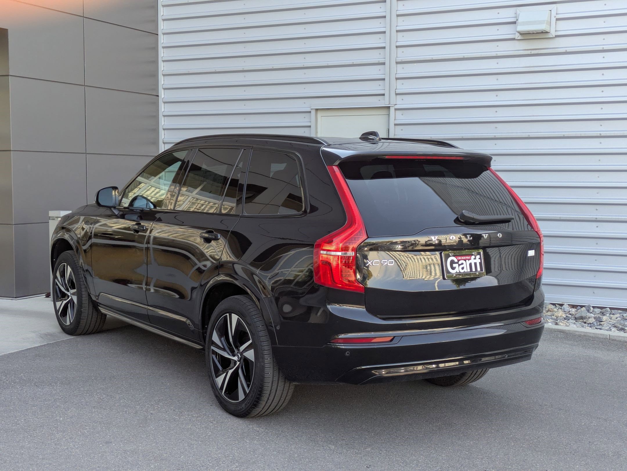 2022 Volvo XC90 Recharge T8 R-Design photo 3