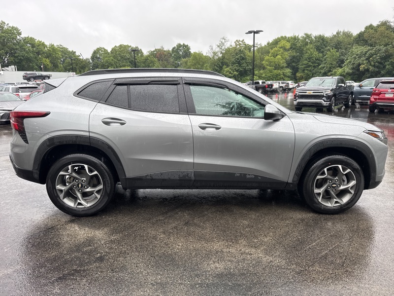 2024 Chevrolet Trax LT photo 2