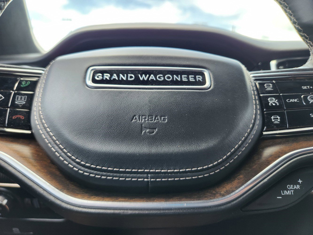 2022 Jeep Grand Wagoneer II photo 25